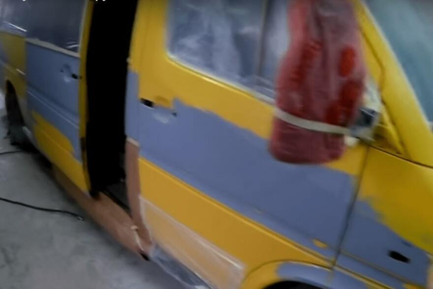 Фото боковой части микроавтобуса до покраски
